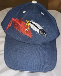 Gorra ajustable bordada "Orgullo nativo" Driftstone Pueblo, plumas - Imagen 1 de 6