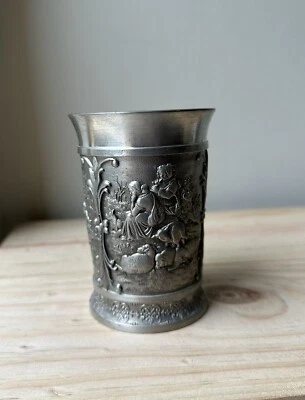 Timbale ancienne Tasse pot étain ciselé  poinçon Allemand SKS vintage décor 95% - Photo 1/4
