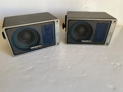 Altavoces Majestic interiores/exteriores de 3 vías de 100 vatios con soportes metálicos Foto 1 de 4