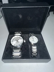 SET OF 2 HIS & HER SILVER QUARTZ WATCHES HARD ROCK CASINO ROCKFORD NEW IN BOX - Picture 1 of 10