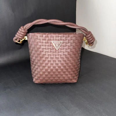 Bolso de Mano Guess Lisbet Bucket Tejido Pequeño en Marrón Excelente Estado Foto 1 de 3