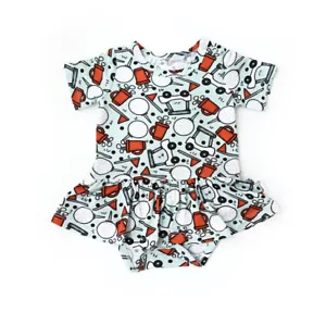 NUEVO CON ETIQUETAS GIGI AND MAX Juego de body/corto de una pieza con tutú estampado de golf Caddie, 18 M, $38 - Imagen 1 de 9