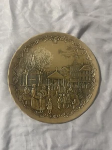 Wendell August Forge handgefertigte Bronzeplatte mit dem Titel Weihnachten auf dem Stadtplatz 2002 - Bild 1 von 2