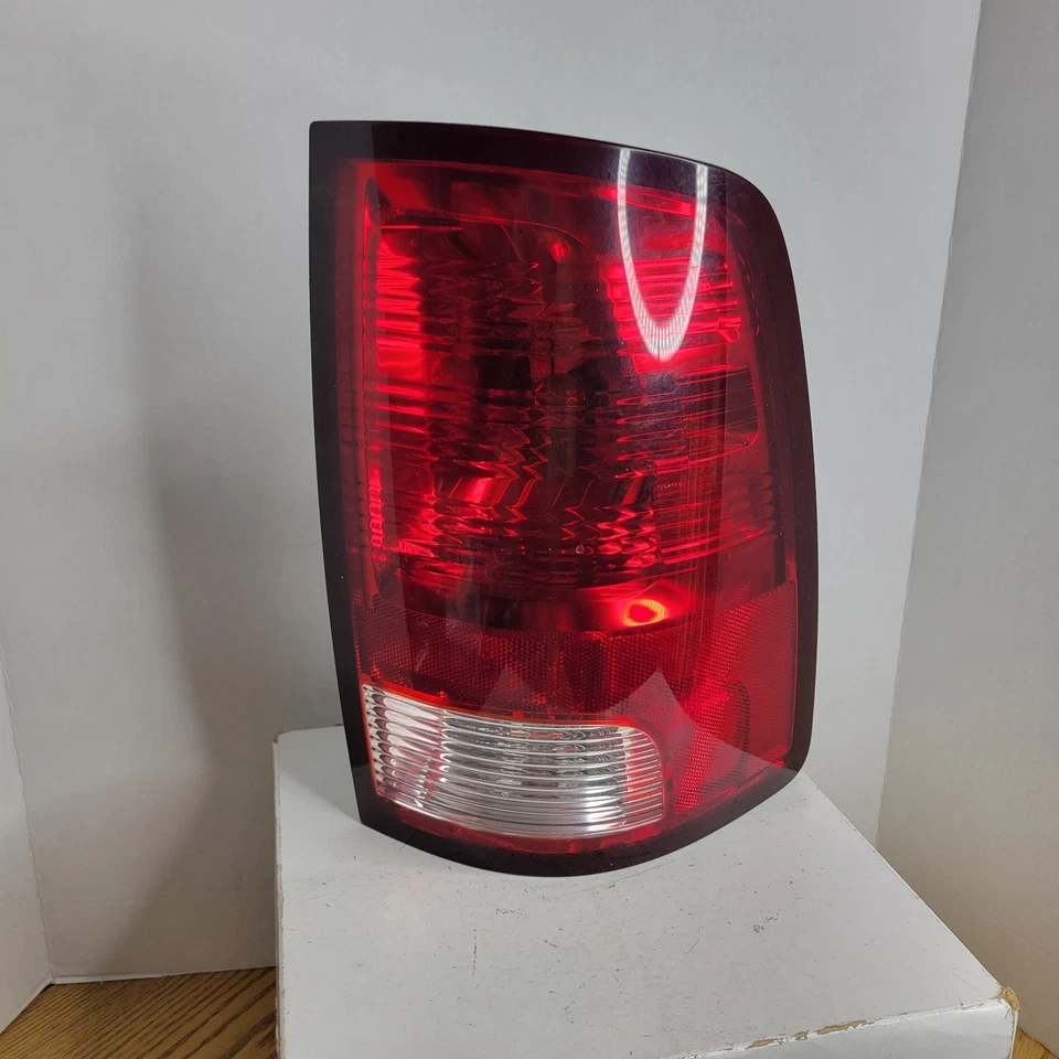 Dodge Ram 2009-2018 lente de luz trasera lateral derecha del pasajero Daimler-Chrysler OEM Foto 1 de 4