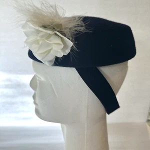 Marine Pillbox Wollfilz Hut Blume & Feder Feder Feder mit Riemen-Betmar New York Vintage - Bild 1 von 18