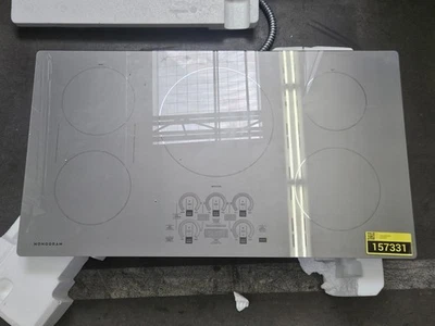 Placa de inducción GE Monogram ZHU36RSTSS 36" plateada 5 elementos NOB #157331 Foto 1 de 4