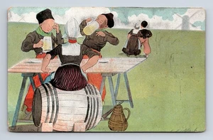 Niederländische Szene Männer & Frauen trinken Bier außerhalb Fass Holland Postkarte - Bild 1 von 4