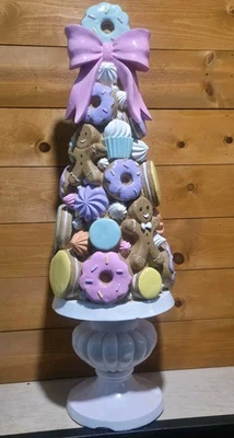 36" Pan de Jengibre / Donut / Macaron Árbol de Navidad Topiario con Lazo Rosa Pastel Foto 1 de 4