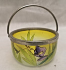 Superbe coupe vide poche panier en verre émaillé liseré et anse en métal