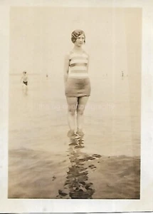 SMALL FOUND FAMILY PHOTOGRAPH  Original VINTAGE b + w  PHOTOGRAPHY 48 58 F - Picture 1 of 1