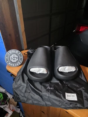 Yeezy Slides YS-01 Negro EE. UU. Talla 13 Totalmente Nuevo Foto 1 de 4