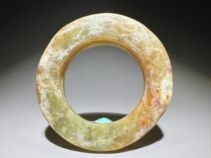 Colgante "Liang Zhu" Cultura Antiguo Jade Tallado "Huan" Diseño "Gua Jian" L 6,7 cm - Imagen 1 de 18