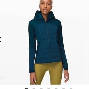 Lululemon Down for It All Jacke in Night Diver Größe 4 - Bild 1 von 10