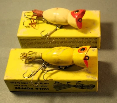 Lote De Colección 2 Señuelos de Pesca Fred Arbogast Hula Popper con Caja de Señuelos Fondos Cebo Foto 1 de 4