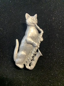 J J Janette Cool Cat Playing Saxophone Brooch Pin - Picture 1 of 7