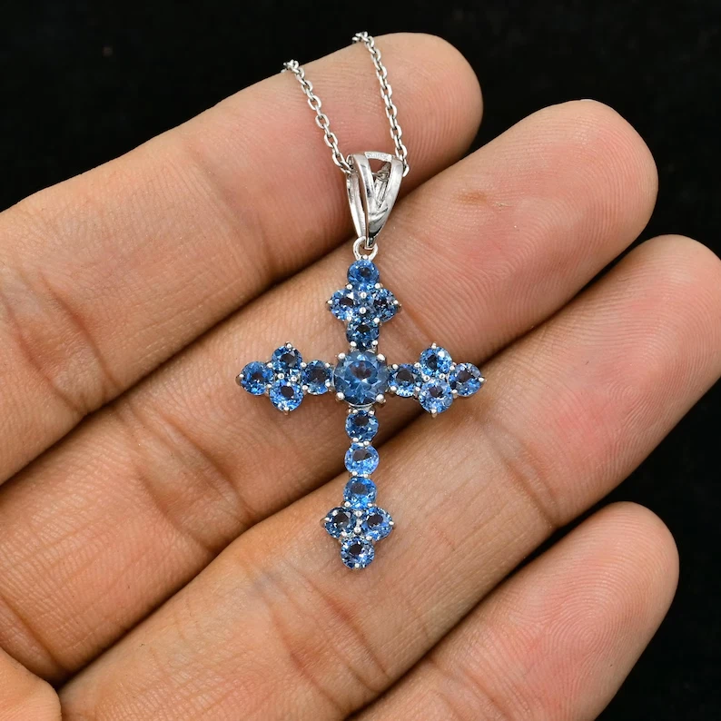 Colgante Cruz Topacio Azul Londres Creado en Laboratorio Redondo 2Ct Chapado en Oro Blanco 14k Foto 1 de 4