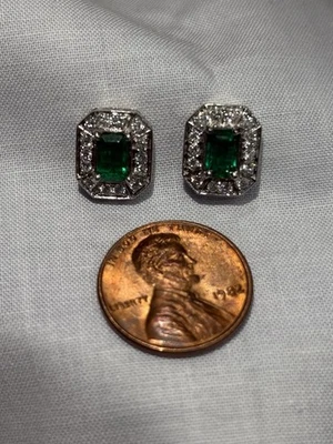 Aretes con halo de diamantes esmeraldas naturales de oro blanco de 14 k Foto 1 de 2