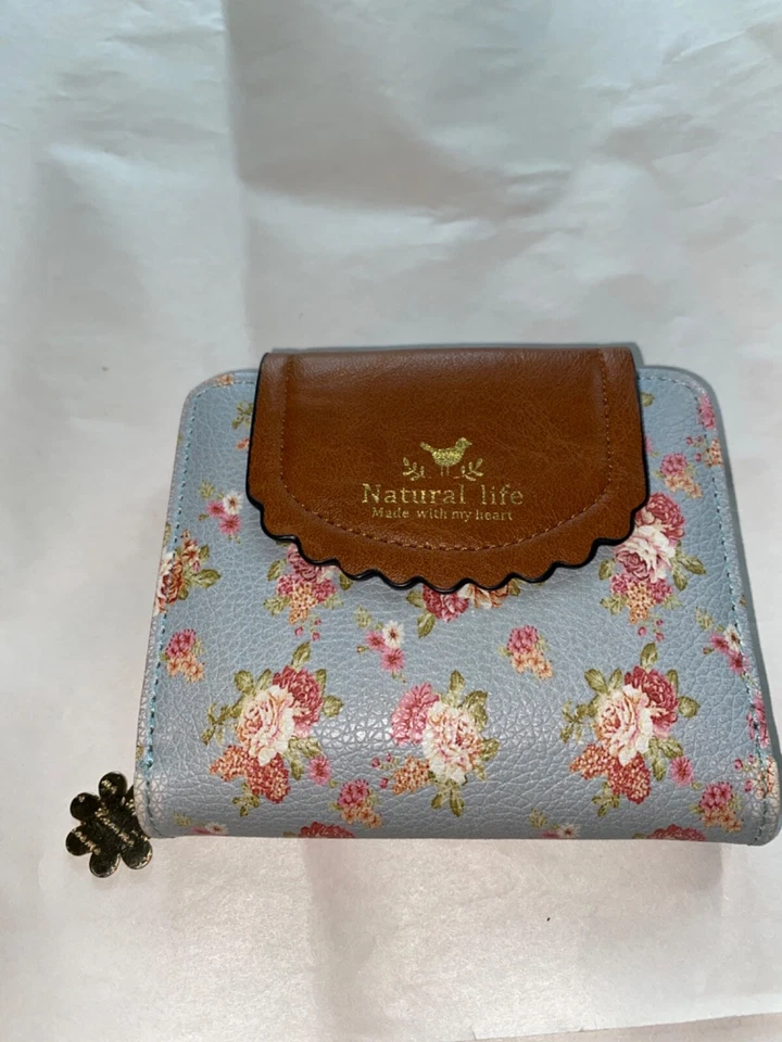 Cartera pequeña Natural Life floral con cremallera mini para damas con encanto azul claro floral Foto 1 de 4
