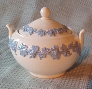 Wedgwood Embossed Queensware Lavender on Cream Sugar Bowl w/Lid Etruria England - Picture 1 of 15