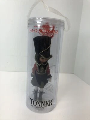 Boneca Tonner Betsy McCall 8” FAO Schwarz Toy Soldier Christmas” 2008 NRFB #U - Imagem 1 de 4