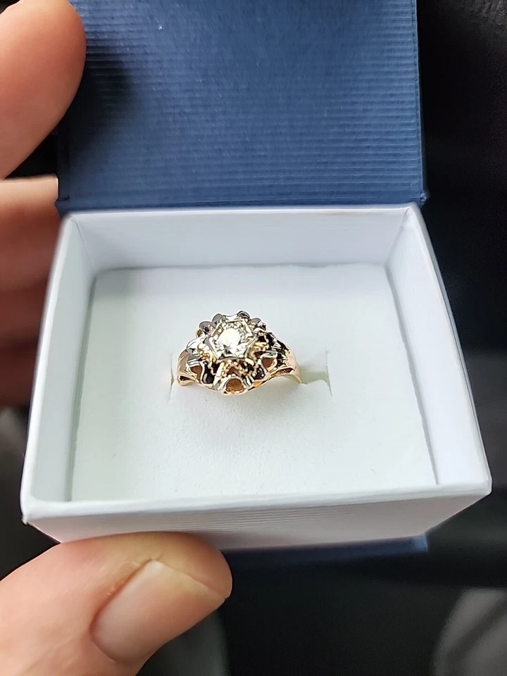 Gorgeous 1930s 18kt Gold Womens .5ct Diamomd Solitare With Floral Design - Image 1 of 4