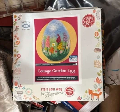 Kit de fieltro de aguja Crafty Kit Co - Huevo de jardín de cabaña Foto 1 de 4