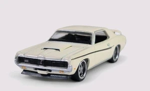 Diorama MERCURY COUGAR ELIMINATOR 1969 da collezione DieCast auto crema 1:64 LOOSE - Foto 1 di 8