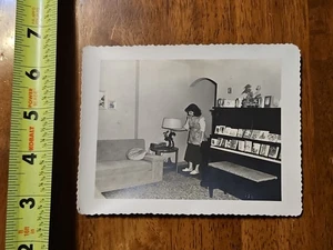 RARE OLD VINTAGE PHOTO LADY CHRISTMAS CARD PIANO CLEANING 1954 - Picture 1 of 4