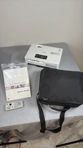 Epson PowerLite 1705c 1715 Multimedia-Projektor mit Fernbedienung & Tasche - Bild 1 von 1
