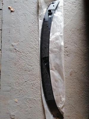 1991 Ford Mondeo. Grill-Cowl Top. Genuine Ford. Nos. In Original Packaging  - Image 1 of 4