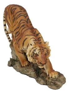 Streifender orangefarbener bengalischer Tiger auf felsigem Gelände Figur 7,25" L Indianer Sumatra... - Bild 1 von 9