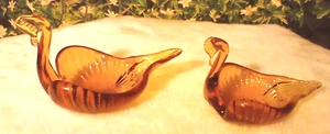 2er SET VINTAGE ZIGARREN ASCHENBECHER MUNDGEBLASEN KUNSTGLAS BERNSTEINFARBEN SCHWAN MCM - Bild 1 von 12