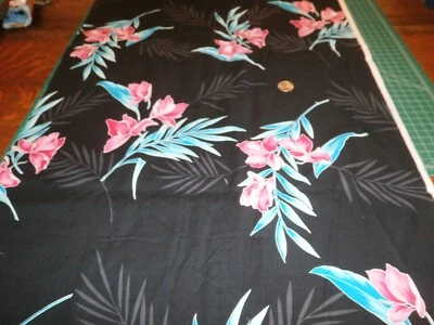 TECIDO DE ALGODÃO HAVAIANO VINTAGE GVH PRETO ROSA AZUL FLORES BRILHANTES 41" C X 106 - Imagem 1 de 4