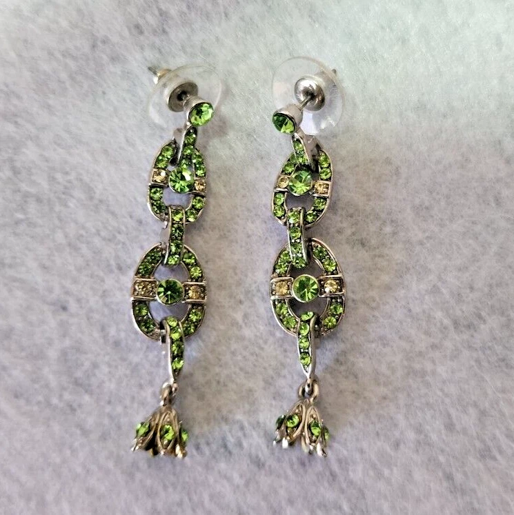 Impresionantes pendientes colgantes de diamantes de imitación verdes - Elegante diseño de gota en tono plateado Foto 1 de 4