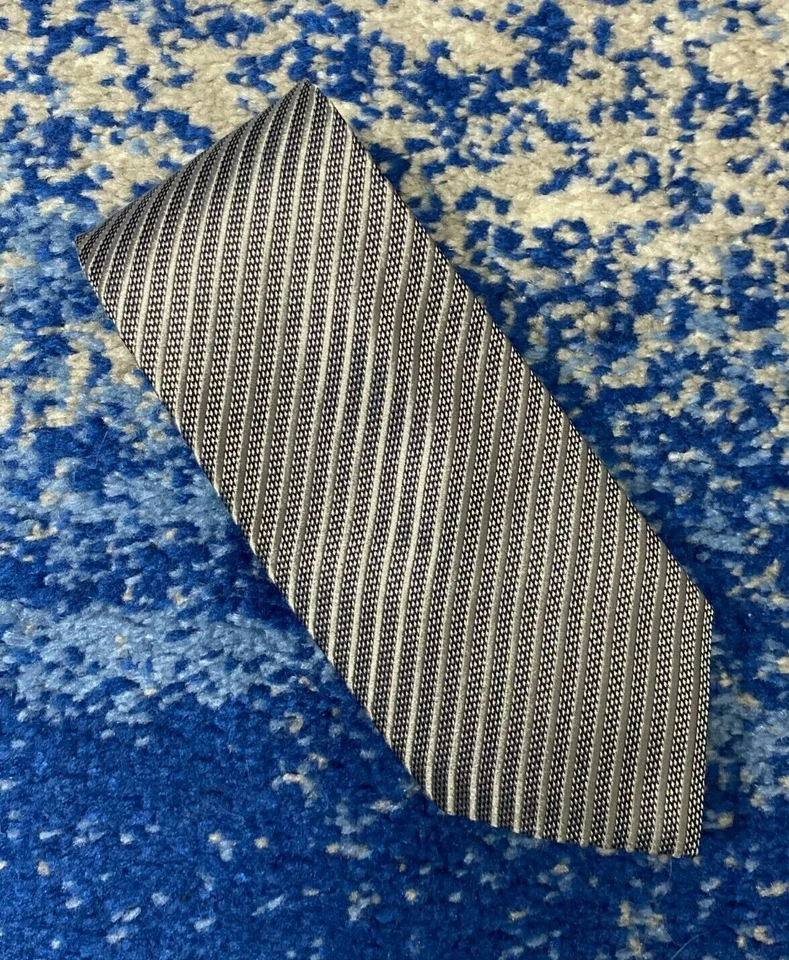 Corbata de seda hecha a mano Giorgio Armani gris plata azul negro rayas sesgadas Italia Foto 1 de 4