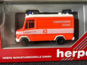 Herpa 188395 HO/1:87 MB T2 RTW Flughafen-Feuerwehr Stuttgart (CW192-19R9/3/7)-2 - Bild 1 von 3