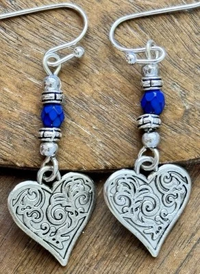 Pendientes colgantes de plata grabados en corazón y cuentas checas Picasso azules. Foto 1 de 3