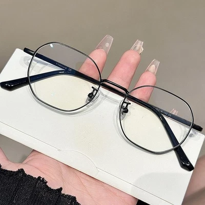 Nuevas gafas de lectura ultraligeras poligonales de titanio para hombres y mujeres de colección Foto 1 de 4