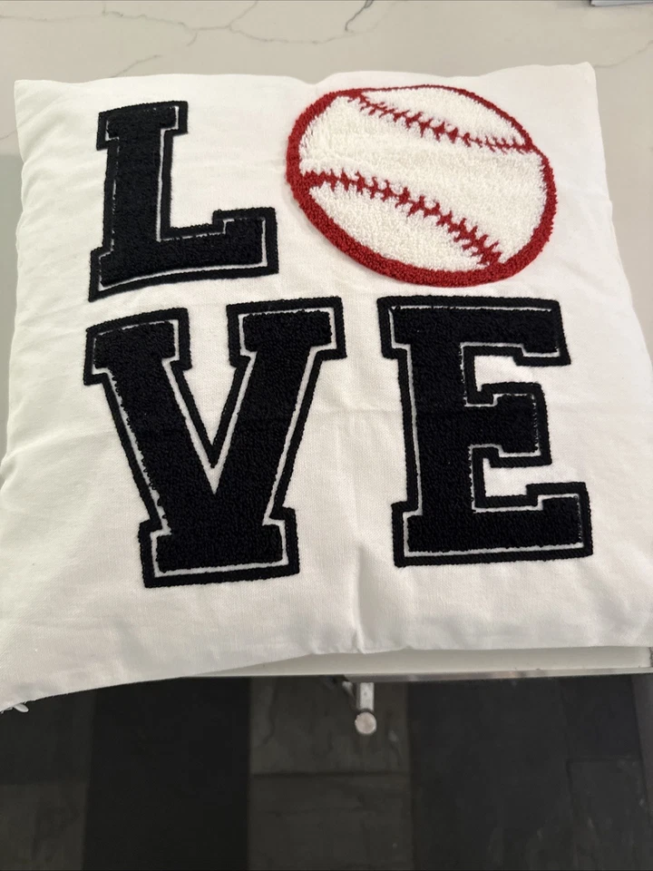 Almohada decorativa de baloncesto “LOVE” Foto 1 de 4