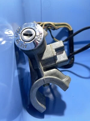 Carcasa del interruptor de arranque del cilindro de encendido Honda con_telar de cable finales de 1970 ENVÍO GRATUITO Foto 1 de 4