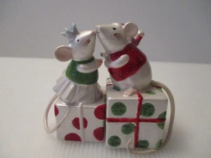 Department 56 Mice on Presents Christmas Salt And Pepper Shakers - Picture 1 of 5