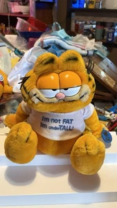 Peluche Garfield de colección de 8" "No estoy gordo, soy poco alto" sentado con etiquetas juguete - Imagen 1 de 3