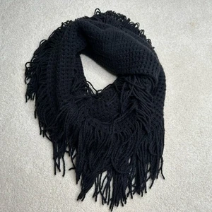 Schwarzer Infinity Schal mit Fransen Detail - Bild 1 von 4