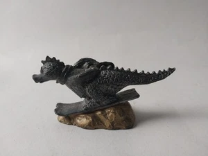 Ricker Bartlett RB signiert Drache Dinosaurier Skifahren Zinn Figur Skulptur 1980 - Bild 1 von 13