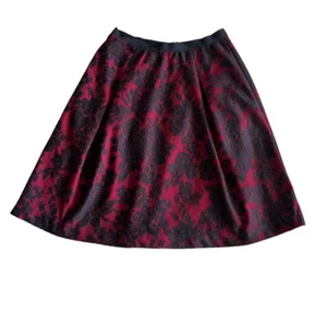 White House Black Market Damenrock Blumenmuster Spitze Überwurf weinrot schwarz Größe 8 - Bild 1 von 5