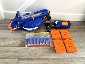 Nerf N-Strike Elite Hagelfeuerstrahler + Starkarm, 4 x Zeitschriften, 30x Darts Set - Bild 1 von 8