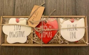 Rae Dunn STAY PAWSITIVE, MEOWY CATMAS & FELINE Christmas Ornaments Ceramic Flat - Imagen 1 de 3