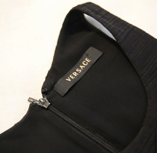 Bellissimo abito di seta Versace. Rivestimento ingioiellato. Abito da cocktail appuntamento perfetto. $3200