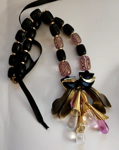 Collar llamativo vintage negro y dorado con gotas rosadas y transparentes - Imagen 1 de 12