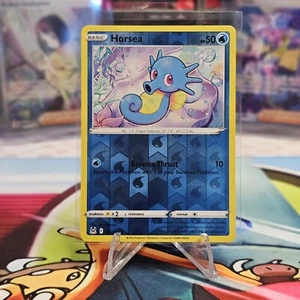 Horsea - 035/196 - Origine perduta - GCC Pokemon - ologramma inverso - quasi nuovo - Foto 1 di 2